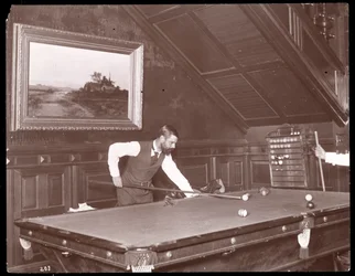 Edwin Gould jugando al billar en su casa en Rhinecliffe, Nueva York, 1893-4